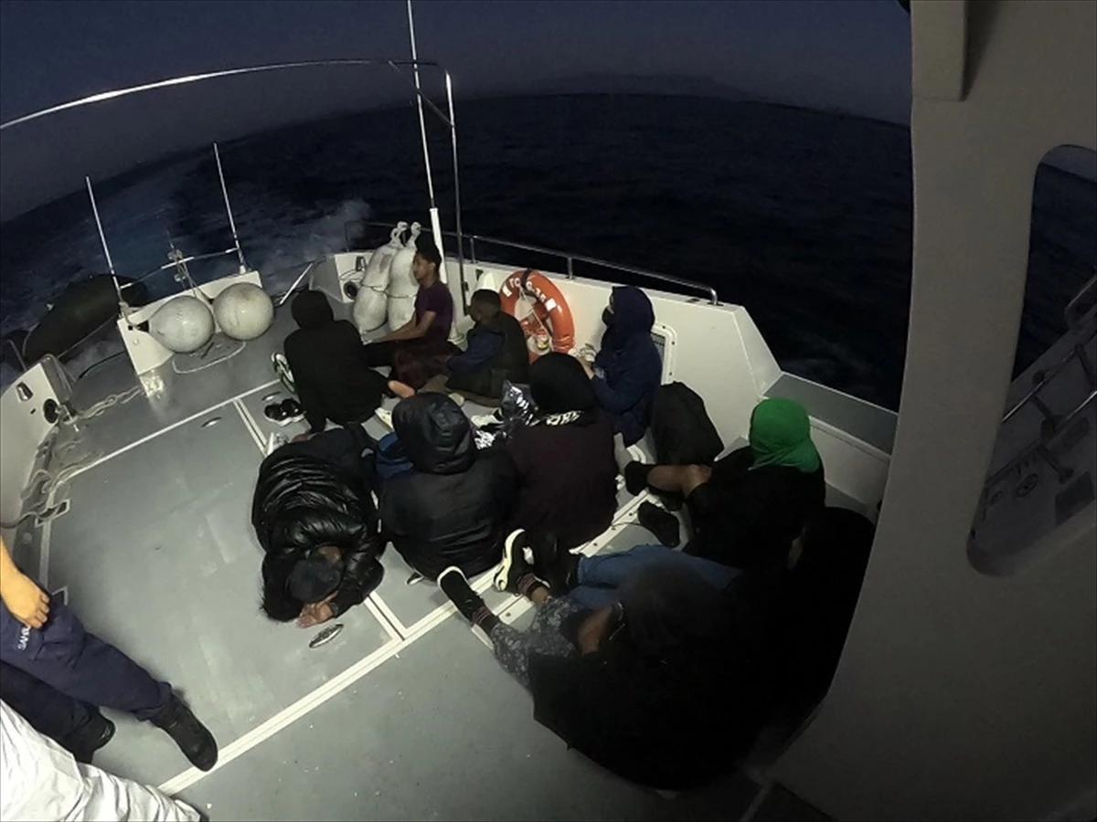 Yunanistan unsurlarınca geri itilen göçmenler İzmir\'de kurtarıldı