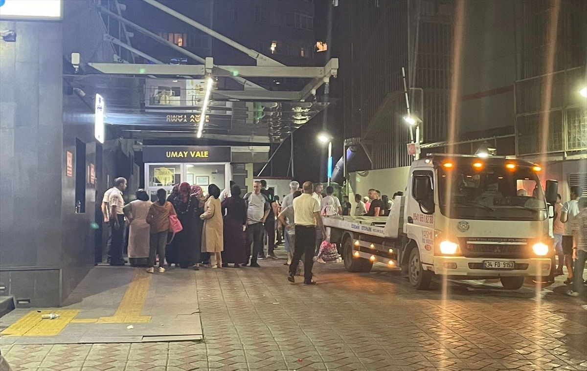 Kağıthane\'de seyir halindeki otomobile motosikletli saldırgan tarafından silahla ateş açıldı, bir kişi hayatını kaybetti