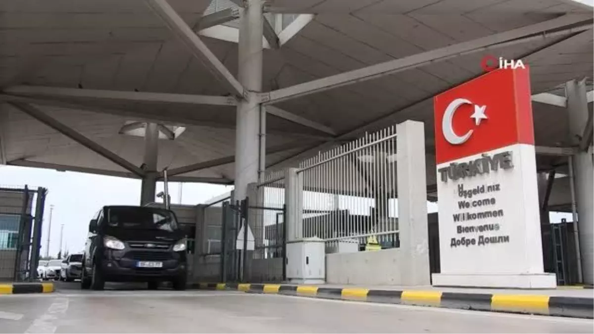 Kapıkule\'de gurbetçi yoğunluğu: Tatillerini Türkiye\'de geçirmek için sınır kapılarına akın ediyorlar