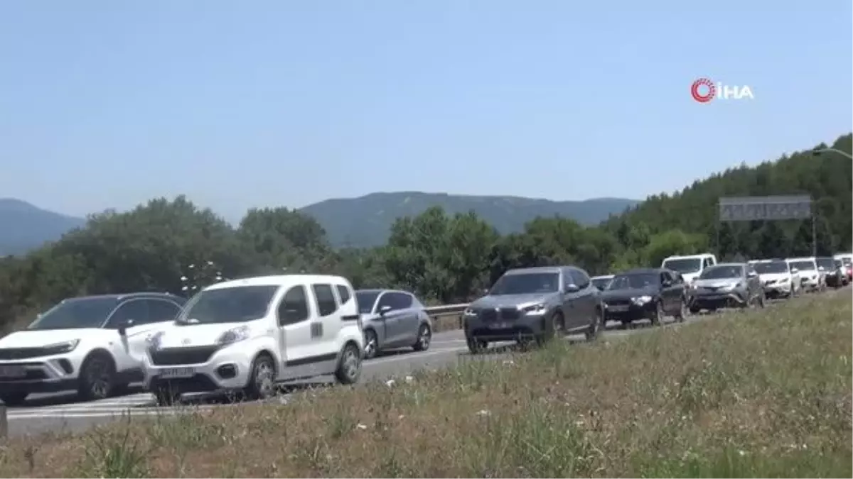 Karayolunda tatilcilerin dönüş yoğunluğu... Kilometrelerce kuyruk oluştu Trafik ışıkları iptal