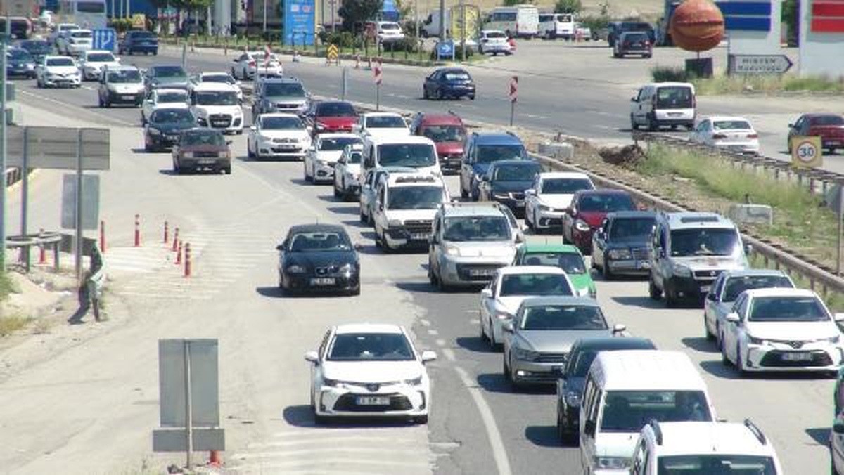 Kırıkkale\'de Tatilciler Ulaşımda Uzun Kuyruklar Oluşturdu