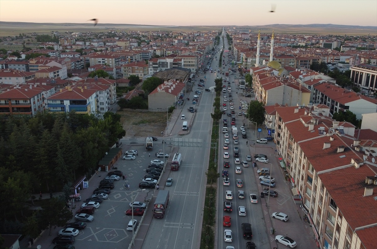 Konya-Ankara kara yolunda tatil dönüşü trafik yoğunluğu yaşanıyor