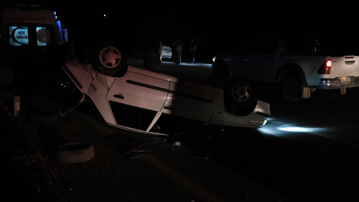 Karapınar\'da Lastiği Patlayan Otomobilin Devrilmesi Sonucu 5 Kişi Yaralandı