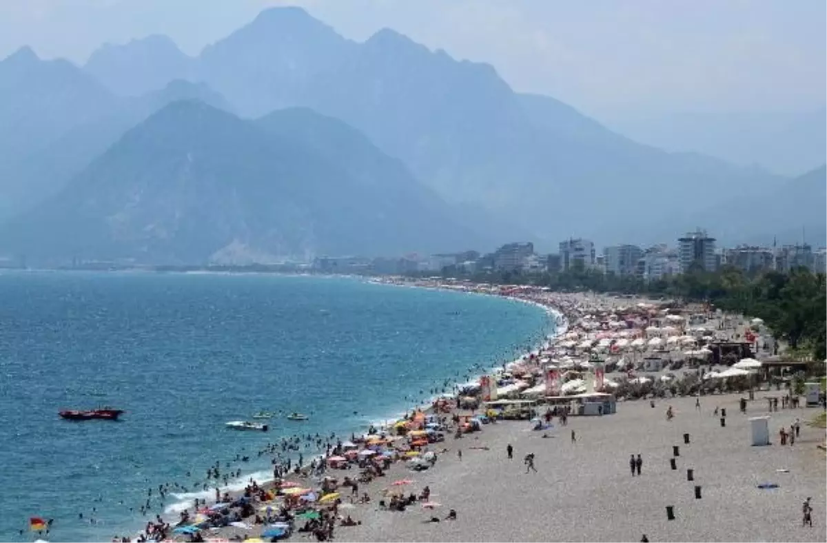 Konyaaltı Sahili, yerli tatilcilerin ayrılmasıyla Antalyalılar ve turistler tarafından dolduruldu