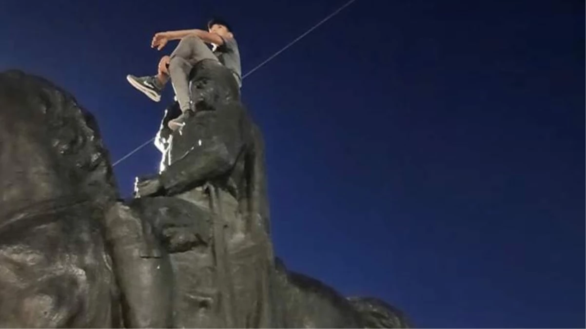 Şanlıurfa Valiliği, Atatürk heykelinin üzerine çıkan zanlıyı gözaltına aldı