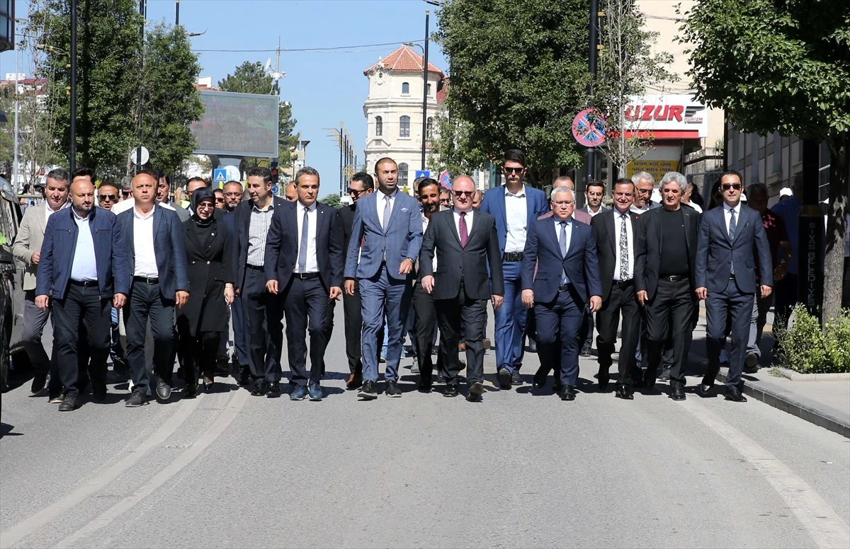 Sivas Valisi Yılmaz Şimşek ve beraberindekiler Madımak Oteli\'nde anma töreni düzenledi