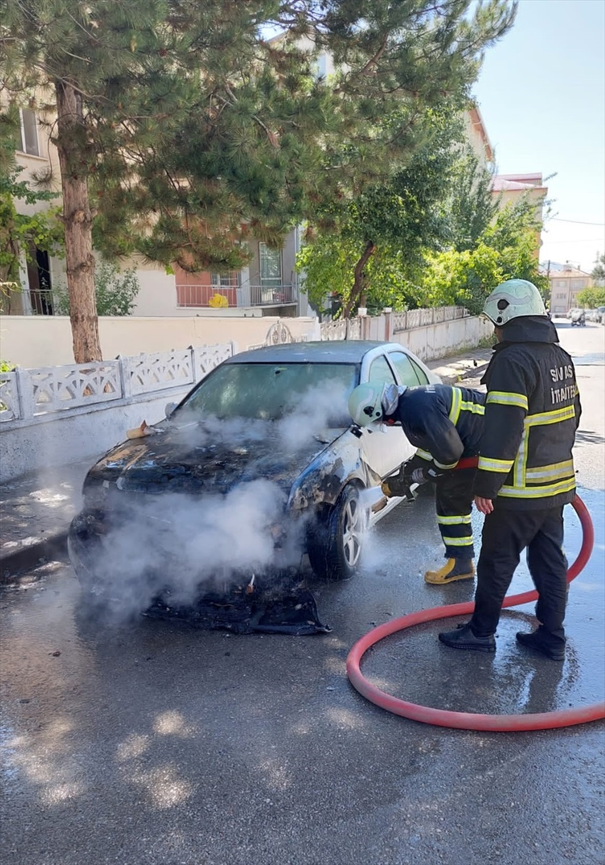 Sivas\'ta park halindeyken yanan otomobilde hasar oluştu