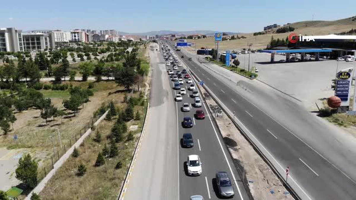 Tatilcilerin dönüş yolcuğu sürüyor: 43 ilin geçiş güzergahında trafik yoğunluğu