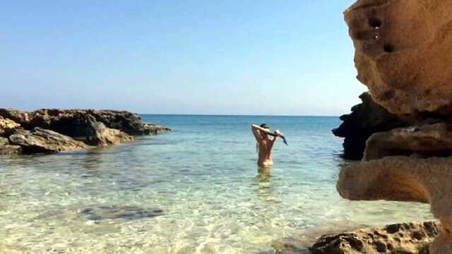 Ünlü plaja asılan tabela turistleri çıldırttı! Çırılçıplak soyunarak protesto ettiler Ünlü plaja asılan tabela turistleri çıldırttı! Çırılçıplak soyunarak protesto ettiler
