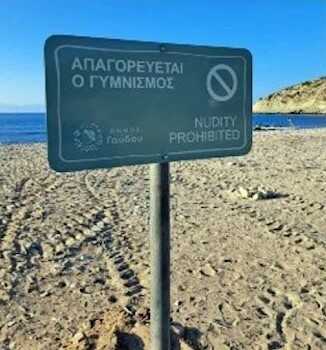 Ünlü plaja asılan tabela turistleri çıldırttı! Çırılçıplak soyunarak protesto ettiler Ünlü plaja asılan tabela turistleri çıldırttı! Çırılçıplak soyunarak protesto ettiler