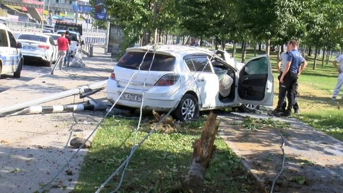 Zeytinburnu\'nda Otomobil Kaza Yaptı: Sürücü Yaralandı