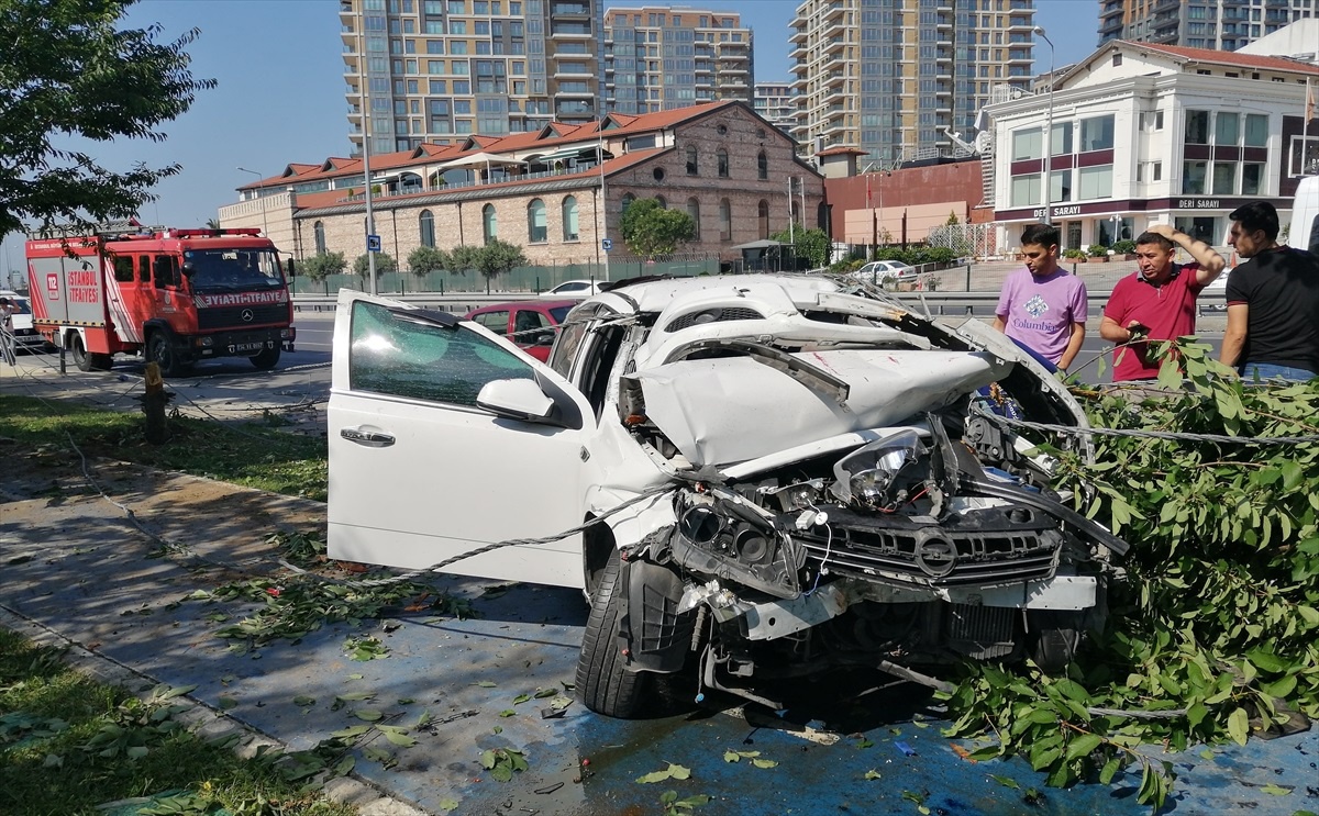 Zeytinburnu\'nda Otomobil Kazası: Sürücü Yaralandı