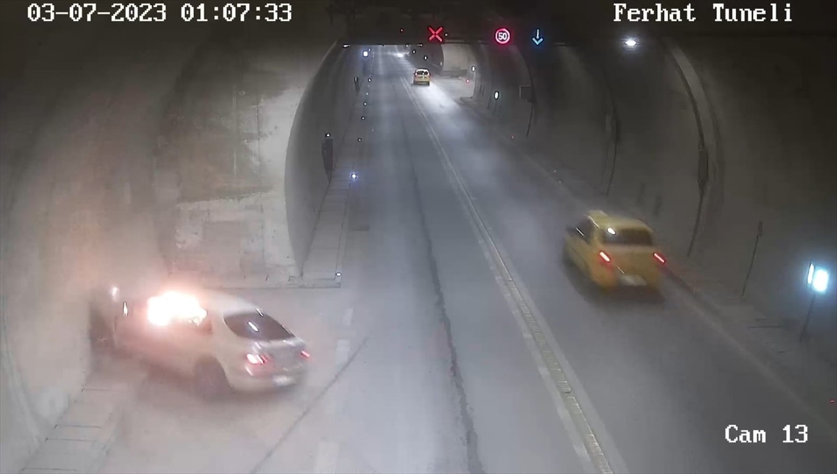 Amasya\'da otomobilin tünel duvarına çarpma anı güvenlik kamerasınca kaydedildi