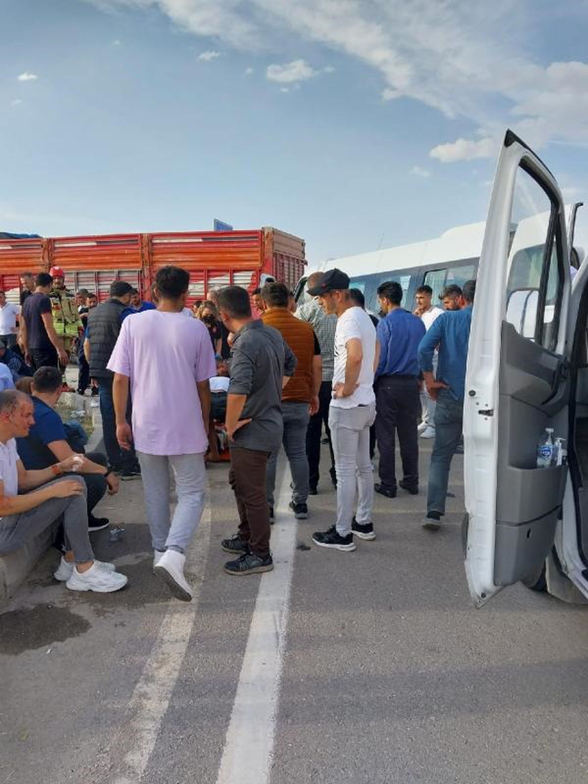 Sincan\'da kamyonla işçi servisi çarpıştı: 10 yaralı