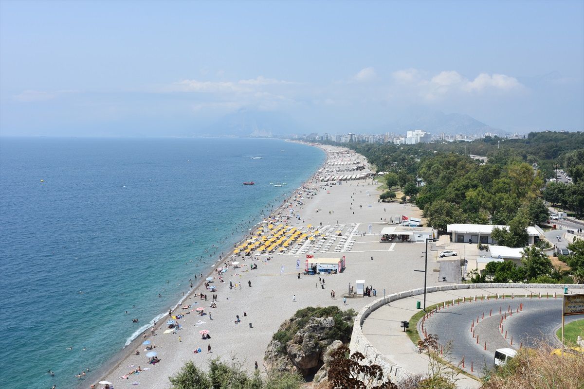 Antalya\'da Sıcak Havada Sahilde Yoğunluk