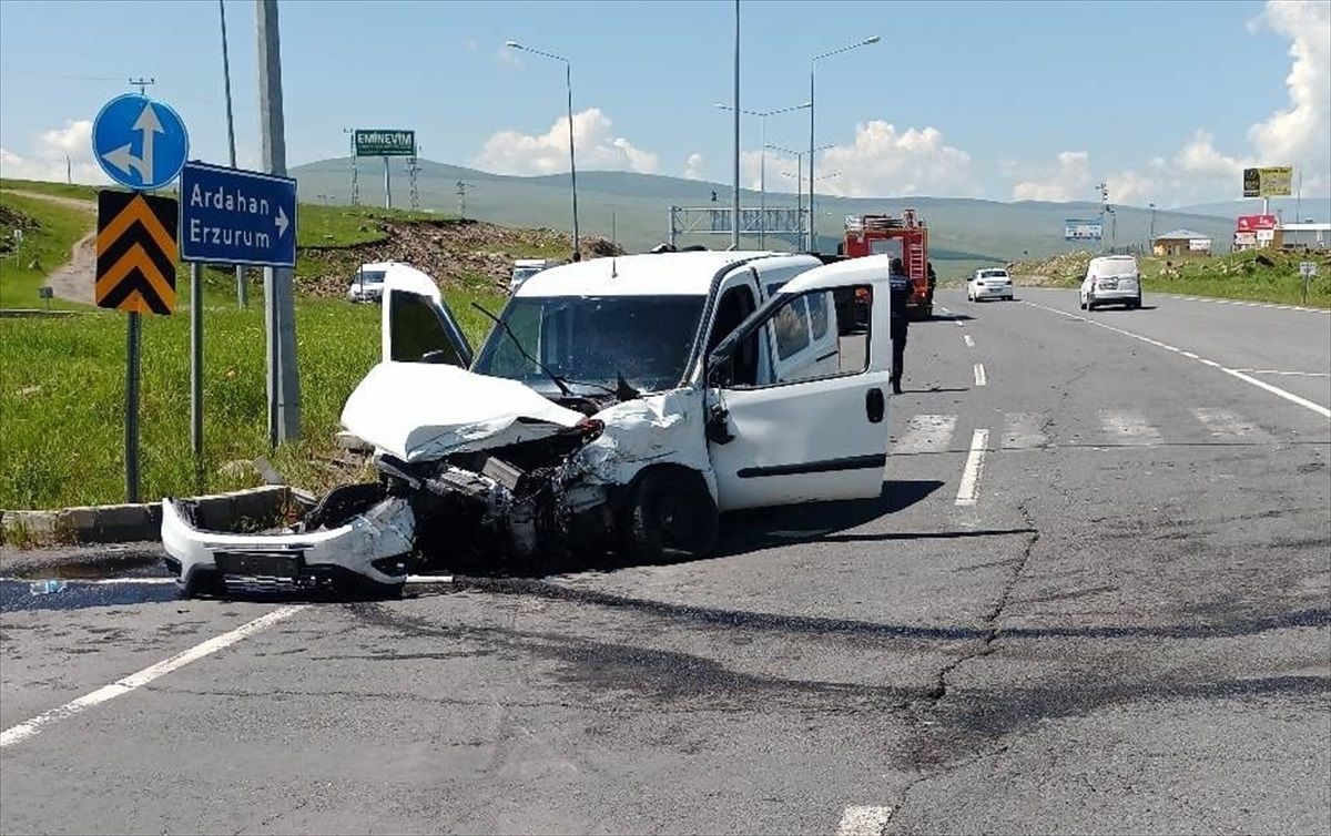 Ardahan\'da minibüs ile kamyonetin çarpışması sonucu 6 kişi yaralandı