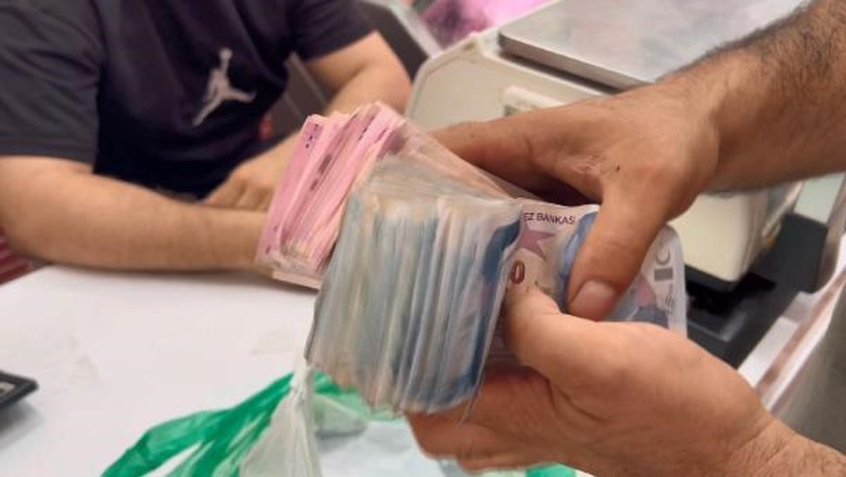 Arnavutköy\'de 90 Bin Lira Çalanlar Parayı Emniyete Teslim Etti