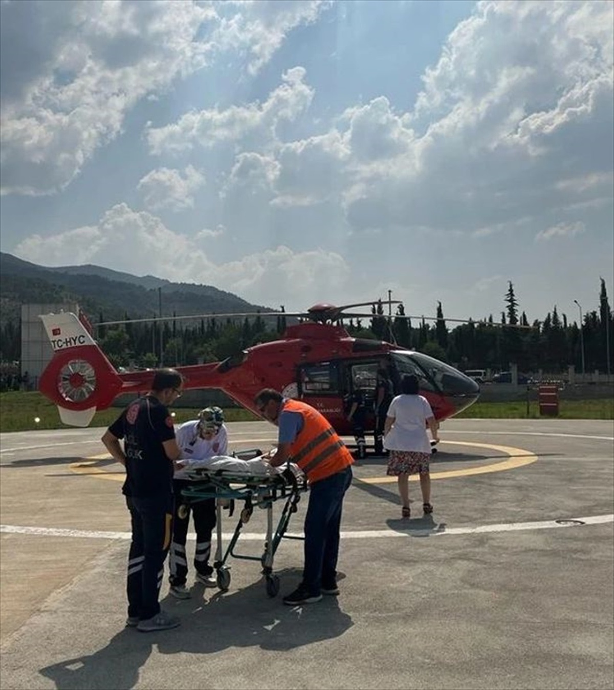Kuşadası\'nda boğulma tehlikesi geçiren genç ambulans helikopterle Manisa\'ya götürüldü