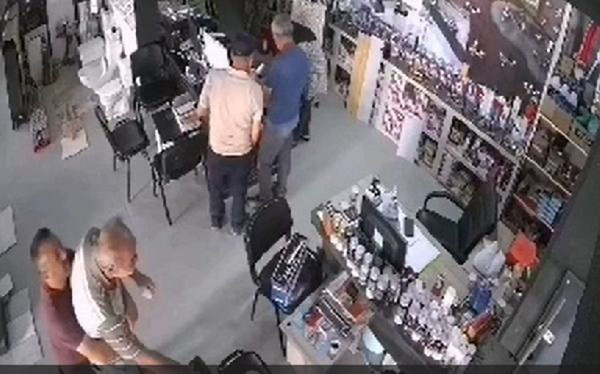 Yapı market çalışanı, boğazına ekmek takılan müşteriyi kurtardı