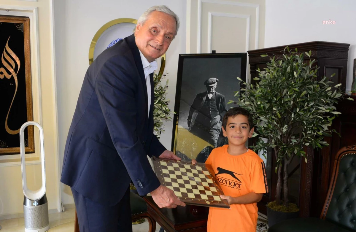 Bozüyük Belediye Başkanı Mehmet Talat Bakkalcıoğlu, minik Eymen Kerem\'e satranç takımı hediye etti