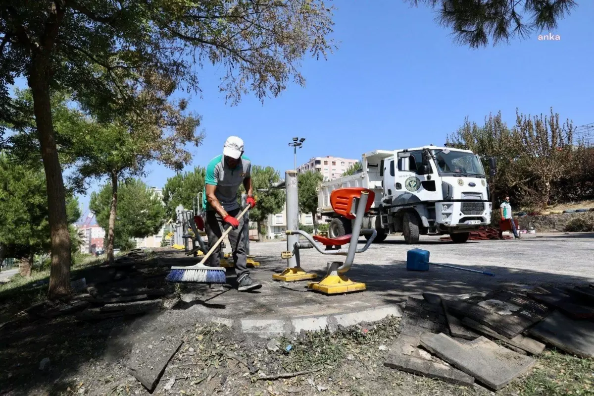 İzmir Buca\'da kundaklanan oyun parkı yenileniyor