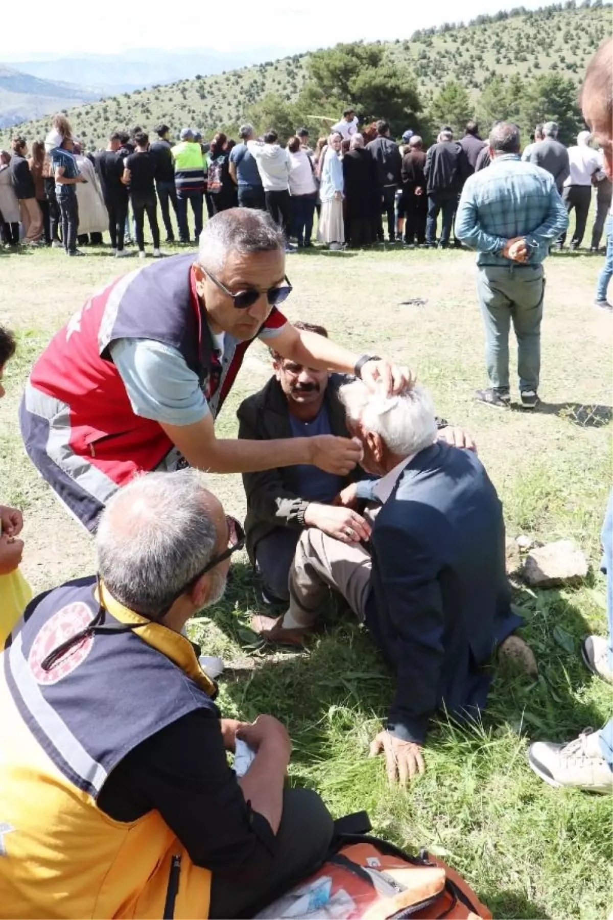 Şenkaya\'da düzenlenen cirit gösterisinde izleyicilere sopalar isabet etti