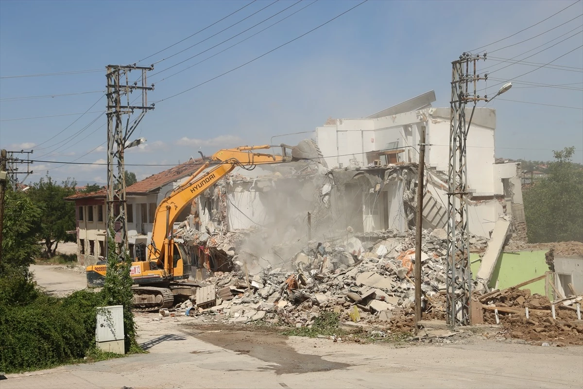 Malatya\'da deprem sonrası ağır hasarlı binaların yıkımı sürüyor
