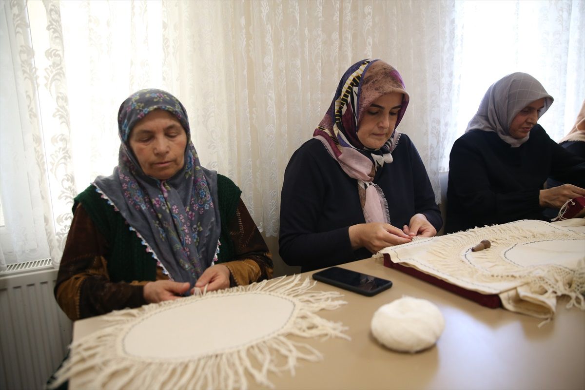 Depremzedeler Kurslarda Öğrendikleri El İşi Yapımını Memleketlerinde Sürdürmeyi Planlıyor