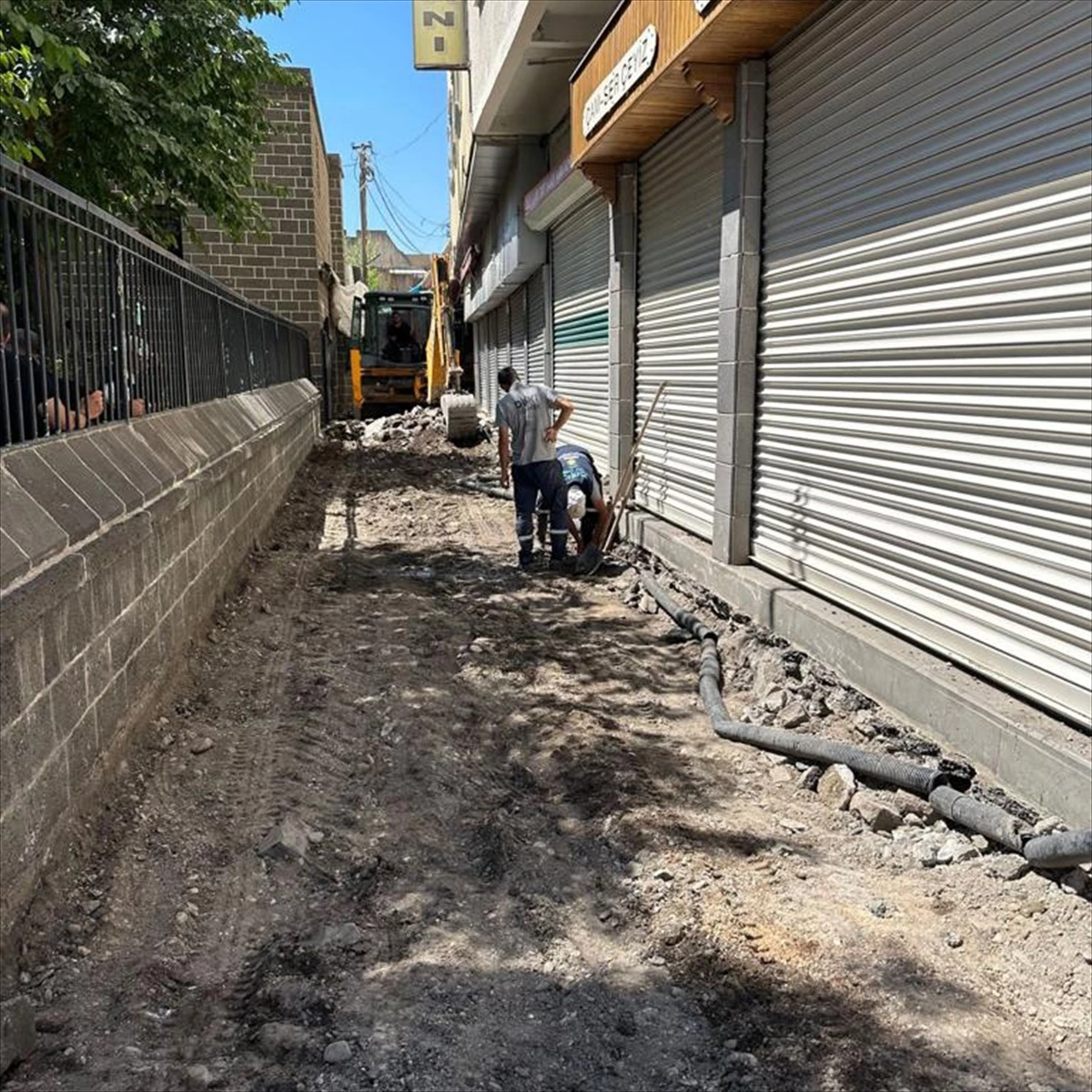 Diyarbakır Büyükşehir Belediyesi, Aşefçiler Sokak\'ta yol düzenleme çalışmalarına başladı