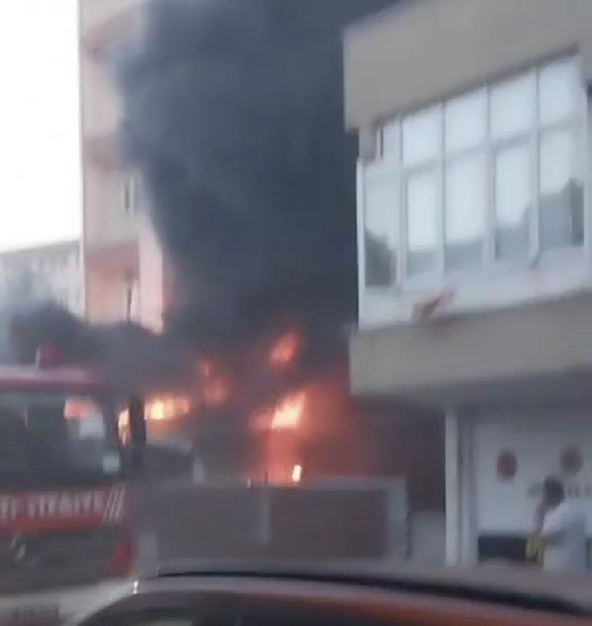 GÜNGÖREN\'de İkinci El Ürün Satış Yeri Yangınla Sarsıldı