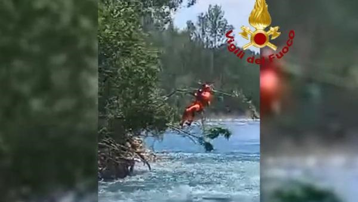 İtalya\'da Nehre Düşen Kadın İtfaiye Helikopteriyle Kurtarıldı