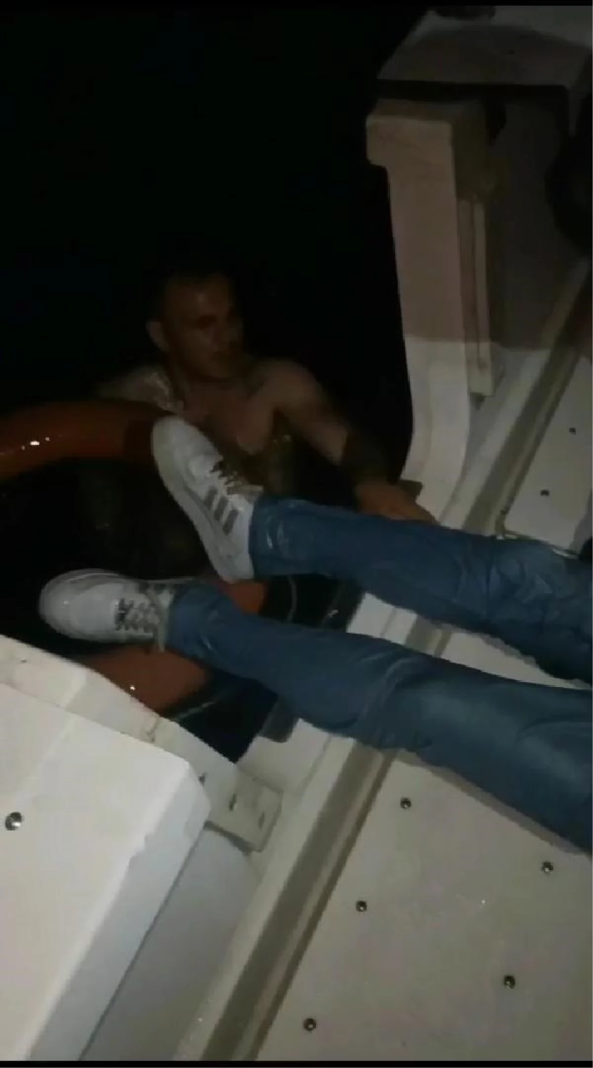 İznik Gölü\'nde Alabora Olan Teknedeki 3 Kişi Jandarma Tarafından Kurtarıldı