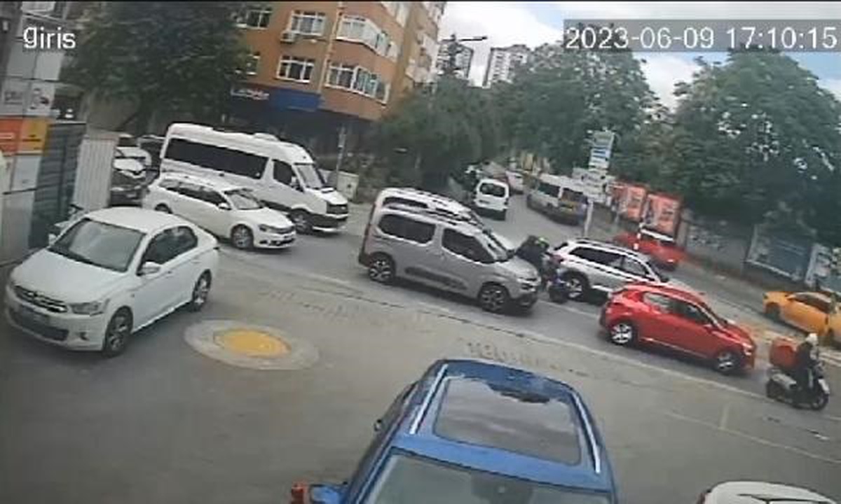 Kadıköy\'de Kırmızı Işıkta Otomobilin Camını Kırarak Hırsızlık Yapan Şüpheli Yakalandı