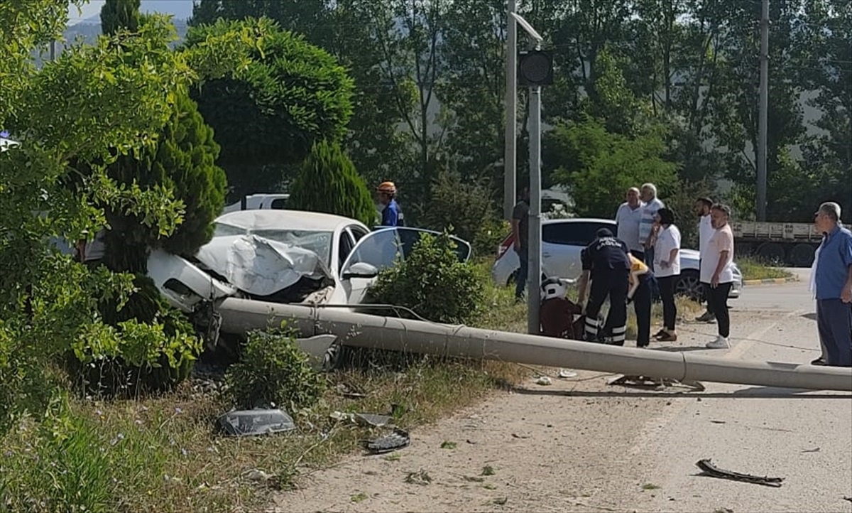 Karabük\'te otomobilin elektrik direğine çarpması sonucu 3 kişi yaralandı