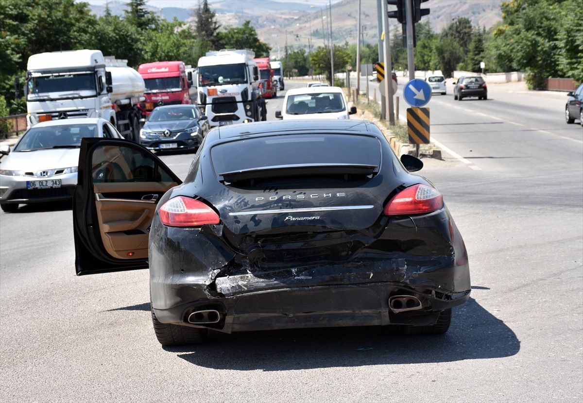 Kırıkkale\'de İki Otomobil Çarpıştı: 4 Kişi Yaralandı
