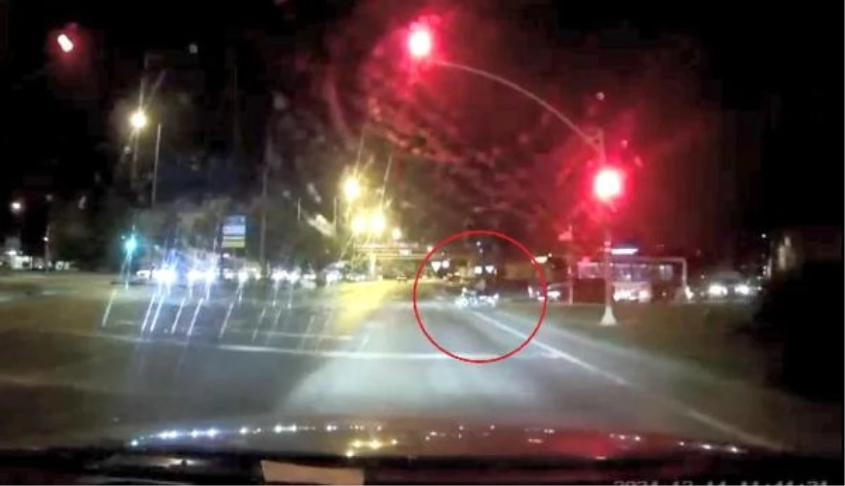 Kırmızı Işık İhlali Yapan Otomobil Motosiklete Çarptı