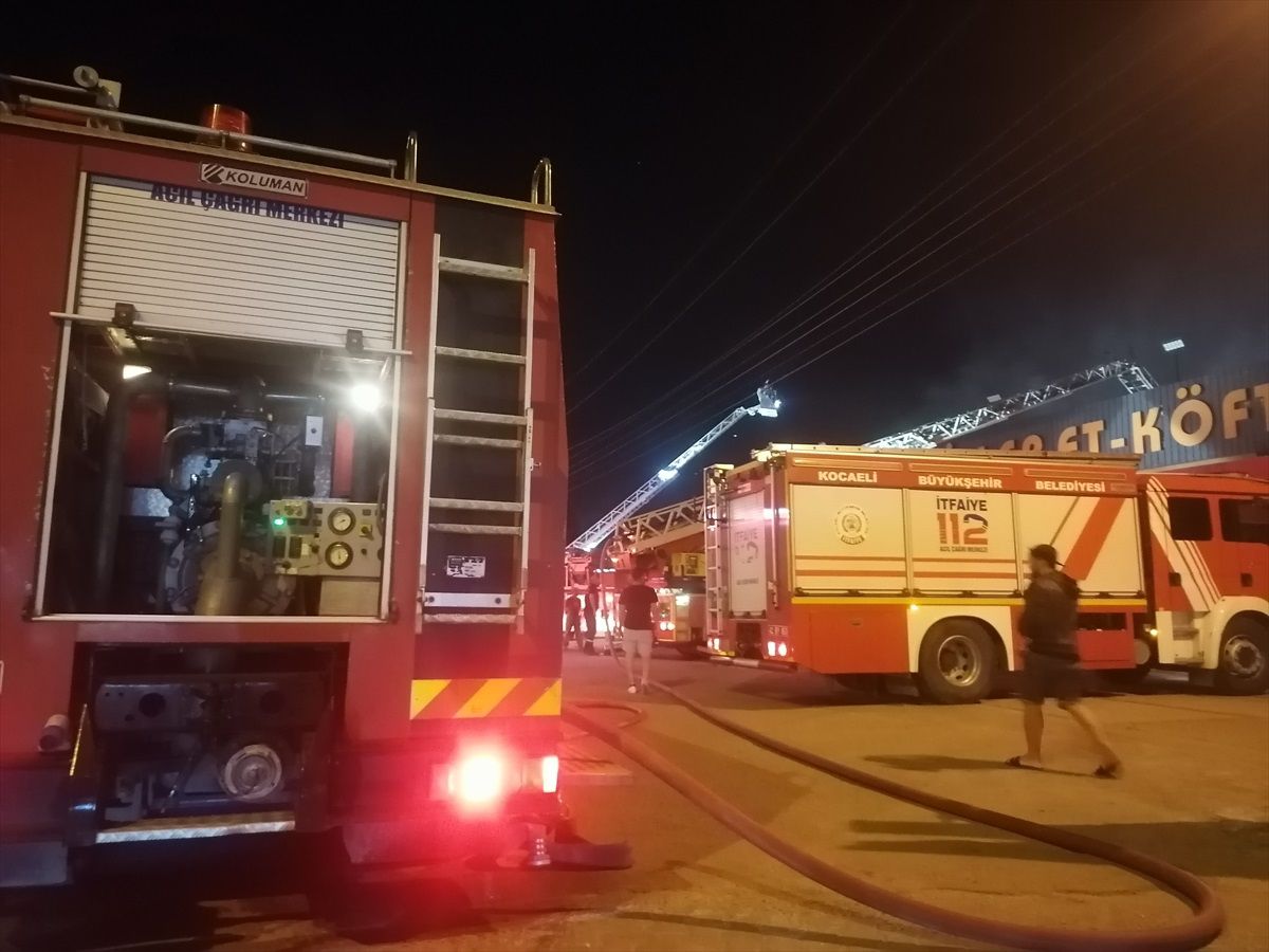 Kocaeli Başiskele\'de Restoranda Çıkan Yangın Söndürüldü