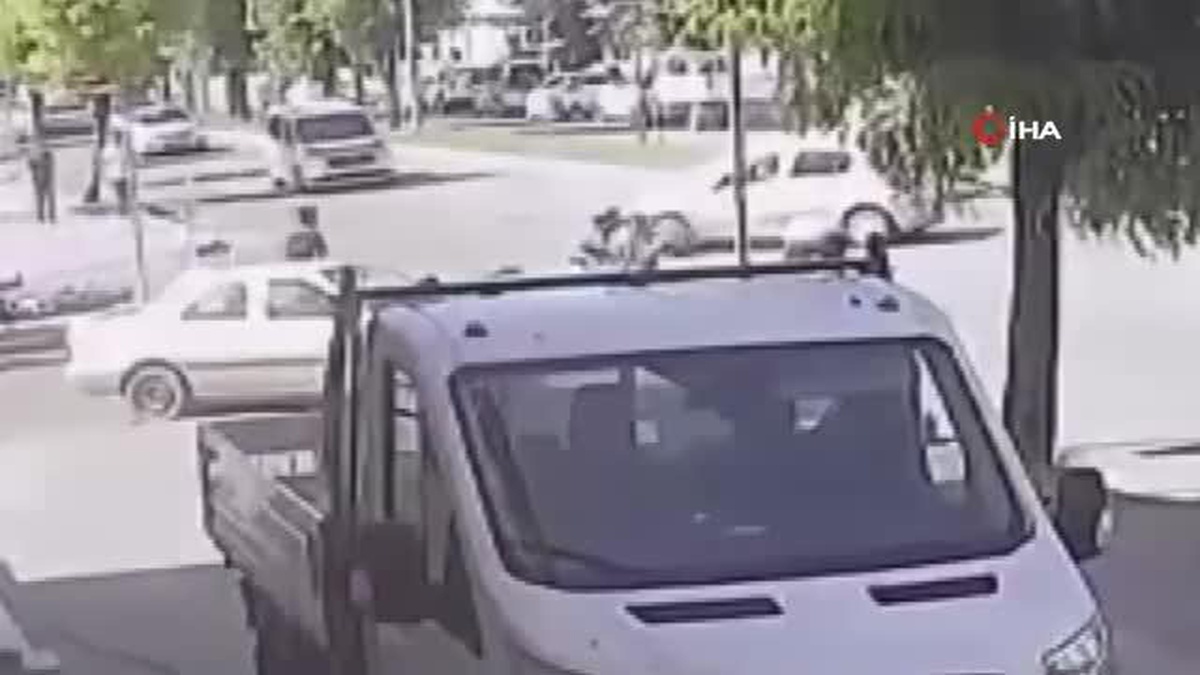 Motosiklet ile otomobil çarpıştı, 2 kişi yaralandı: Kaza anı kamerada