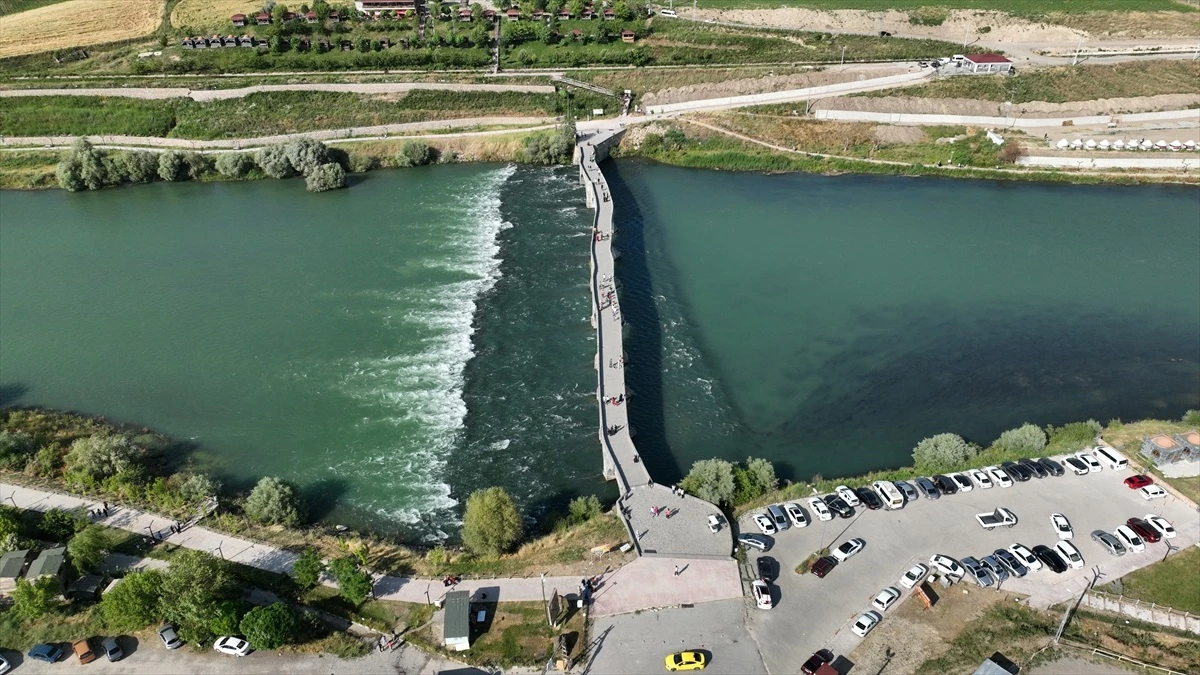 Muş\'ta Tarihi Murat Köprüsü ve Sultan Alparslan Parkı\'na Yoğun İlgi