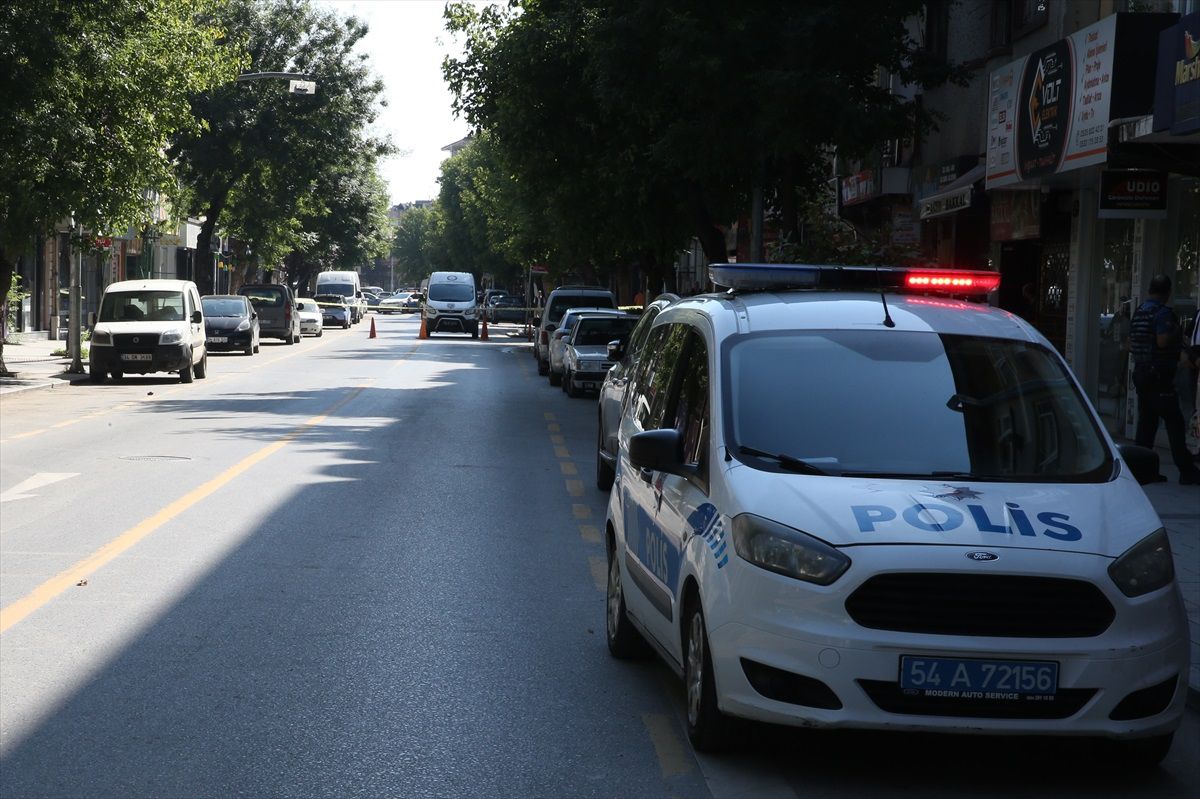 Sakarya\'da bir kadını silahla rehin alan şüpheli tutuklandı