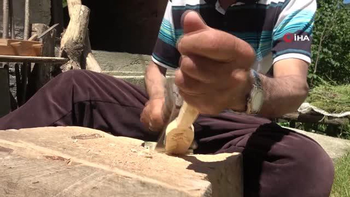 Teknolojiye inat ata mesleği tahta kaşıkçılığı geleneksel yöntemlerle sürdürüyor