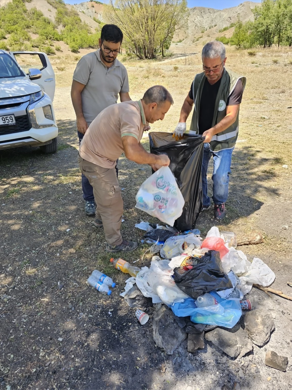 Tunceli\'de Munzur Vadisi Milli Parkı\'nda çevre temizliği yapıldı