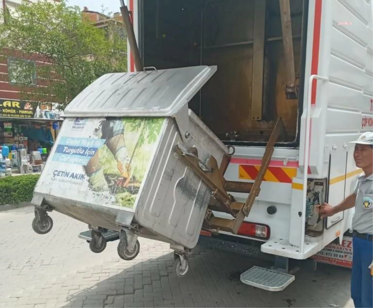 Turgutlu Belediyesi Kurban Bayramı\'nda Çöp Konteynerlerini Kireçliyor