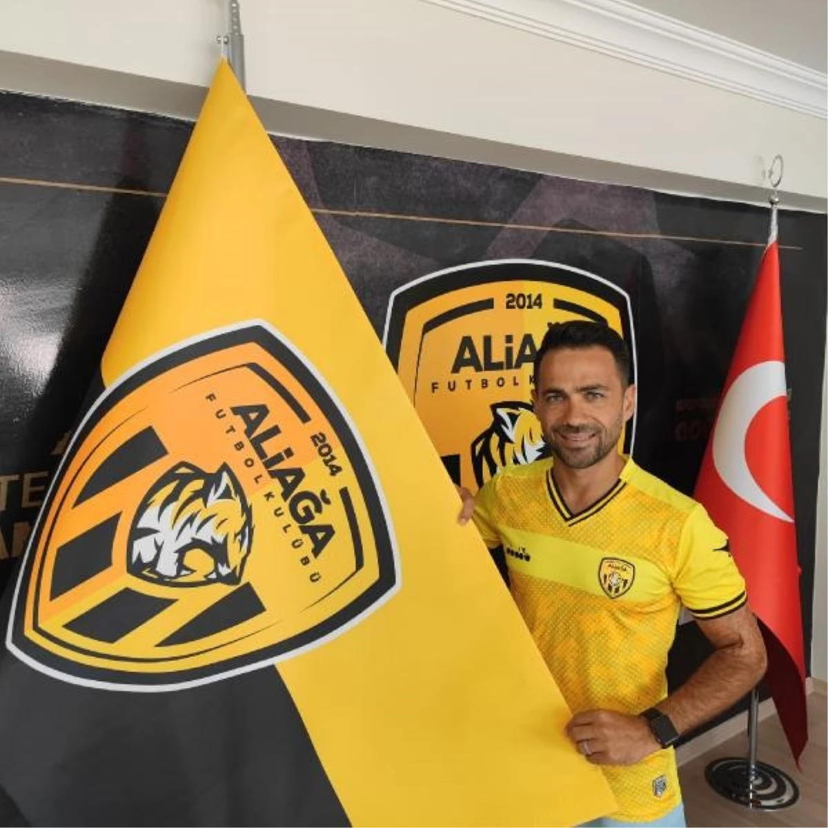 Aliağa Futbol Kulübü\'nde Mithat Yaşar ile sözleşme yenilendi