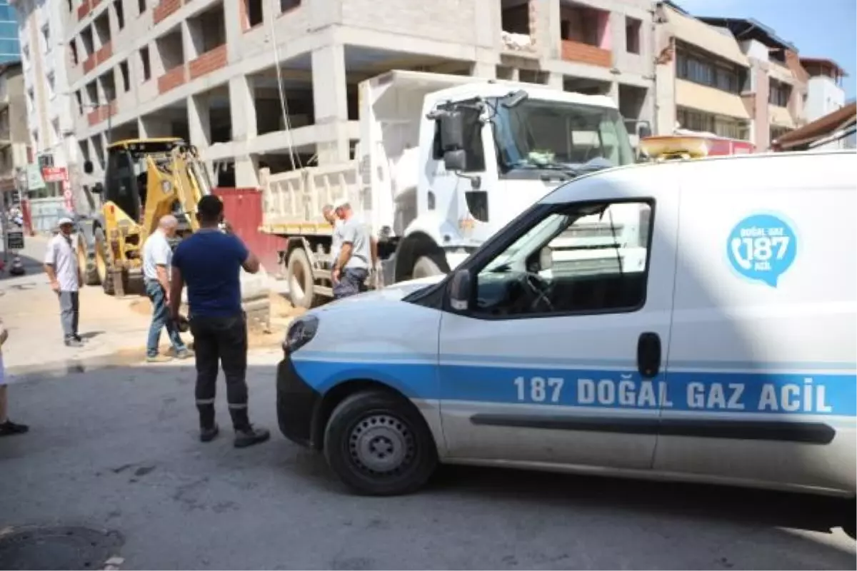 Tokat\'ta Altyapı Çalışması Sırasında Doğal Gaz Borusu Delindi