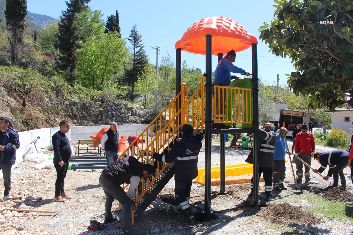 Antalya Büyükşehir Belediyesi, Finike, Kumluca ve Korkuteli\'de Çocuklar İçin Oyun Parkları Yaptı