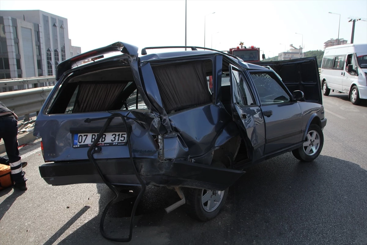Serik\'te Otomobil ile Hafif Ticari Araç Çarpıştı: 1 Ölü, 4 Yaralı