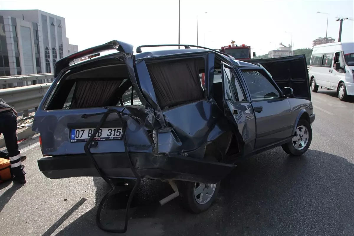 Serik\'te Otomobil ile Hafif Ticari Araç Çarpıştı: 1 Ölü, 4 Yaralı