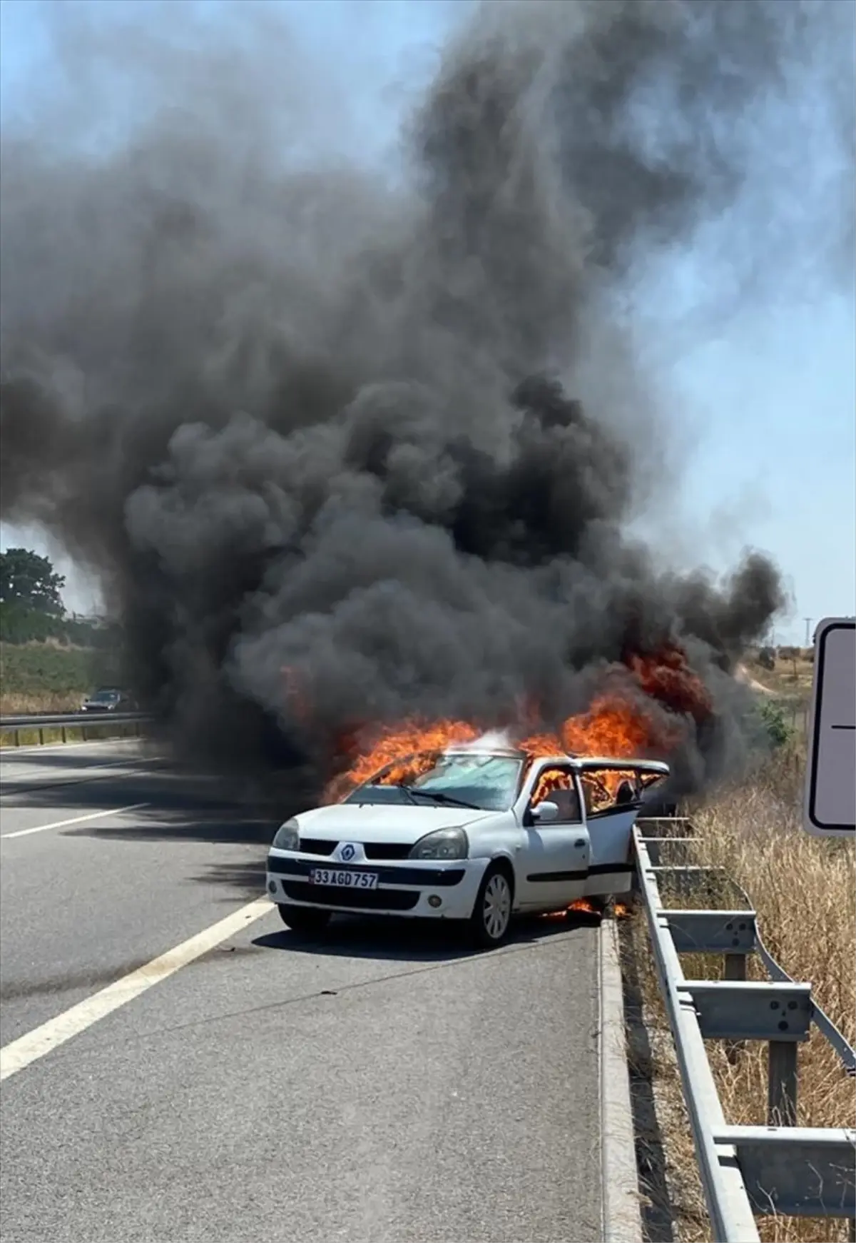 Balıkesir Karesi\'de Otomobil Çarpışması: 3 Yaralı