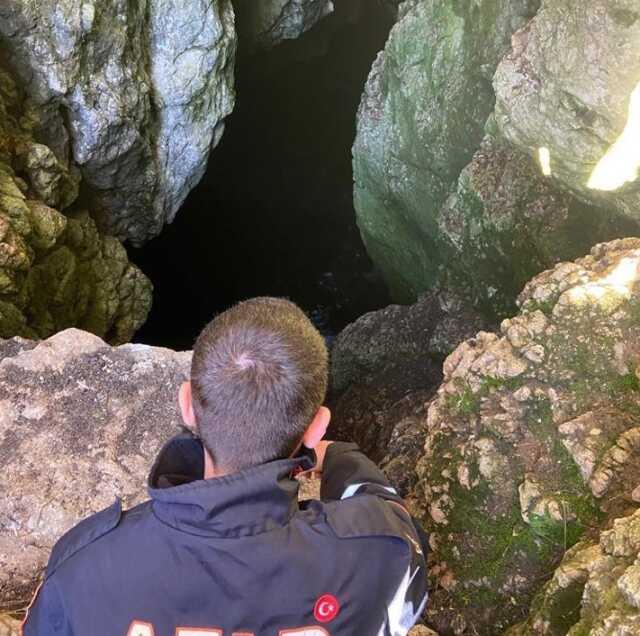 Buz mağarasında 80 metrelik çukura düşen şahıs hayatını kaybetti: Düşme anı kamerada